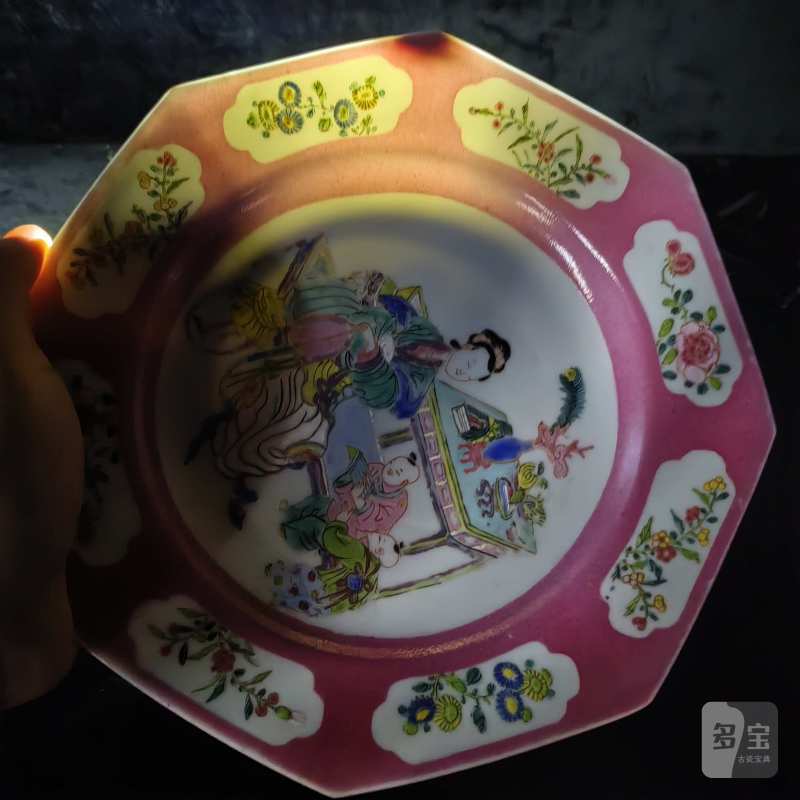 清雍正 胭脂红地开光粉彩折枝花卉纹教子八方盘 - 图6